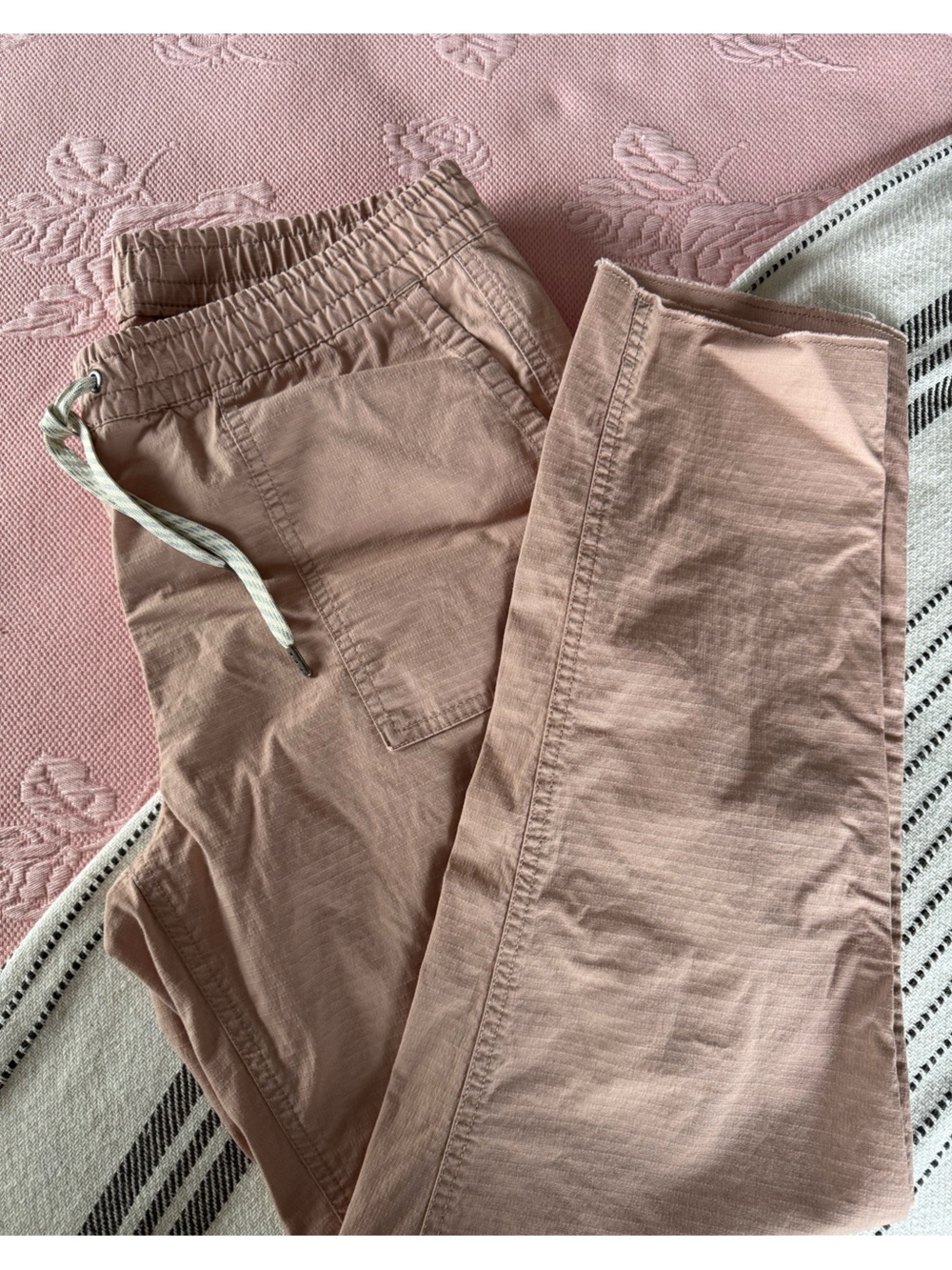 Vuori Women's Drawstring Rip-Stop Pants Dogwood Pink, Size Medium